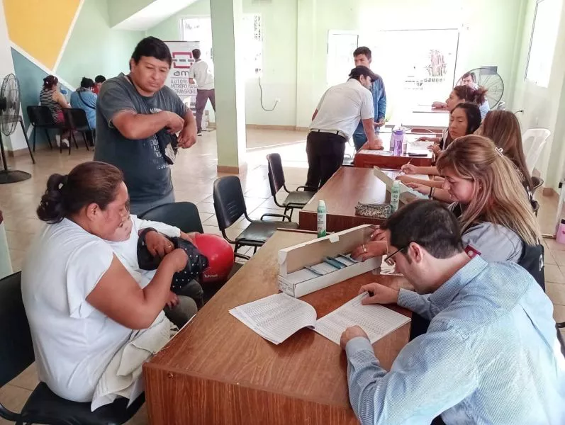 4882-tartagal-masiva-concurrencia-en-la-primera-jornada-de-entrega-de-tarjetas-estudiantiles