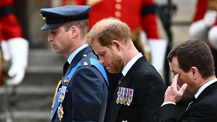 el-principe-heredero-del-trono-guillermo-y-su-hermano-enrique-el-funeral-la-reina-isabel-ii