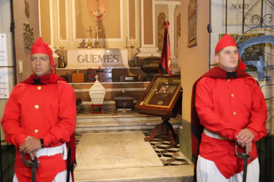 3031-infernales-realizan-la-guardia-en-honor-al-general-martin-miguel-de-guemes