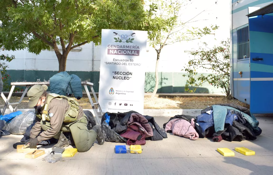 trasladaban_mas_de_12_kilos_de_cocaina_ocultos_en_un_doble_fondo_de_una_valija_y_entre_mercaderia_extranjera_1
