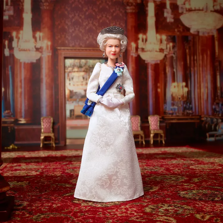 muñeca barbie reina Isabel II