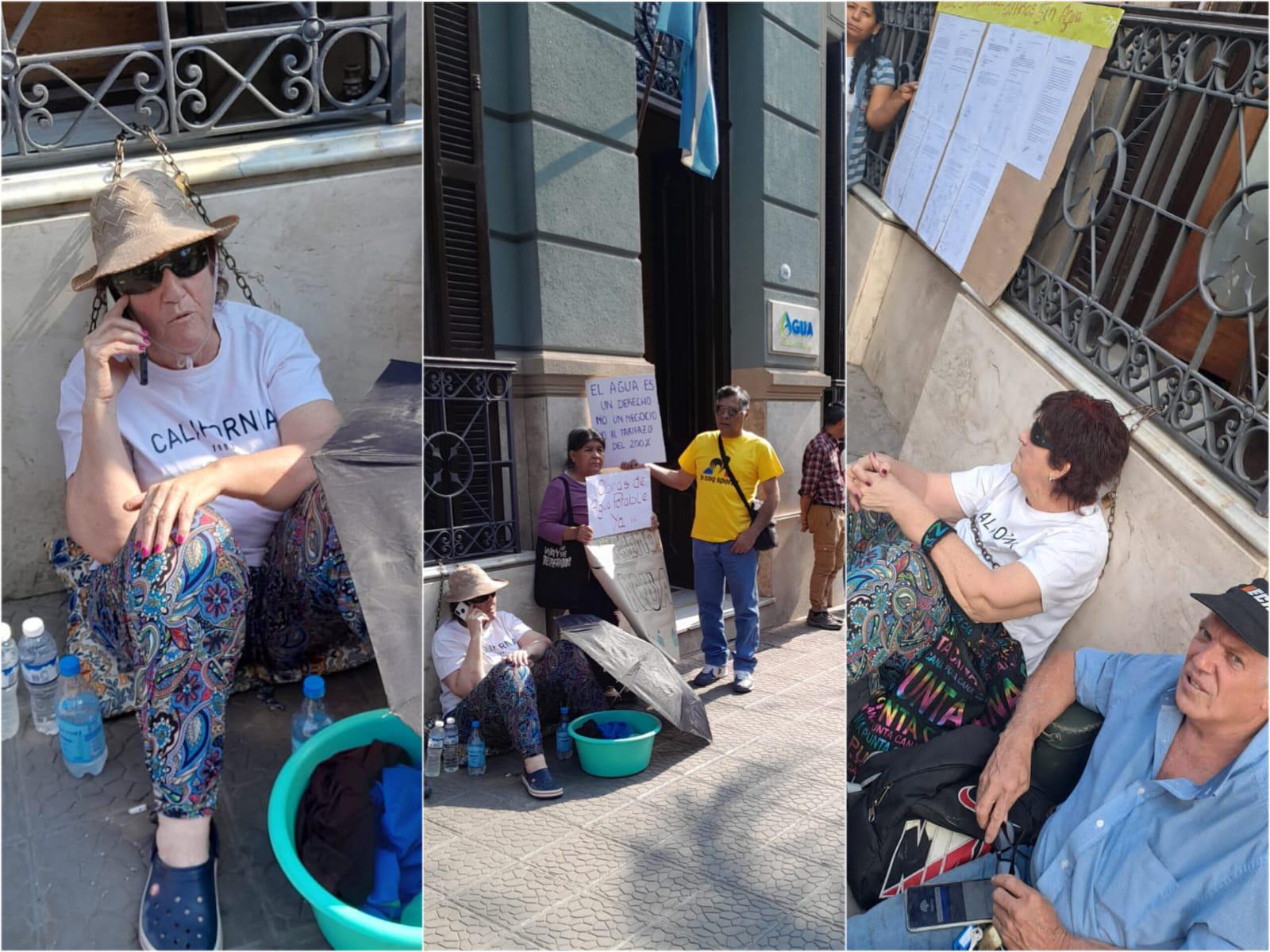 Cansados de no tener agua durante 20 años, se encadenaron en la puerta ...