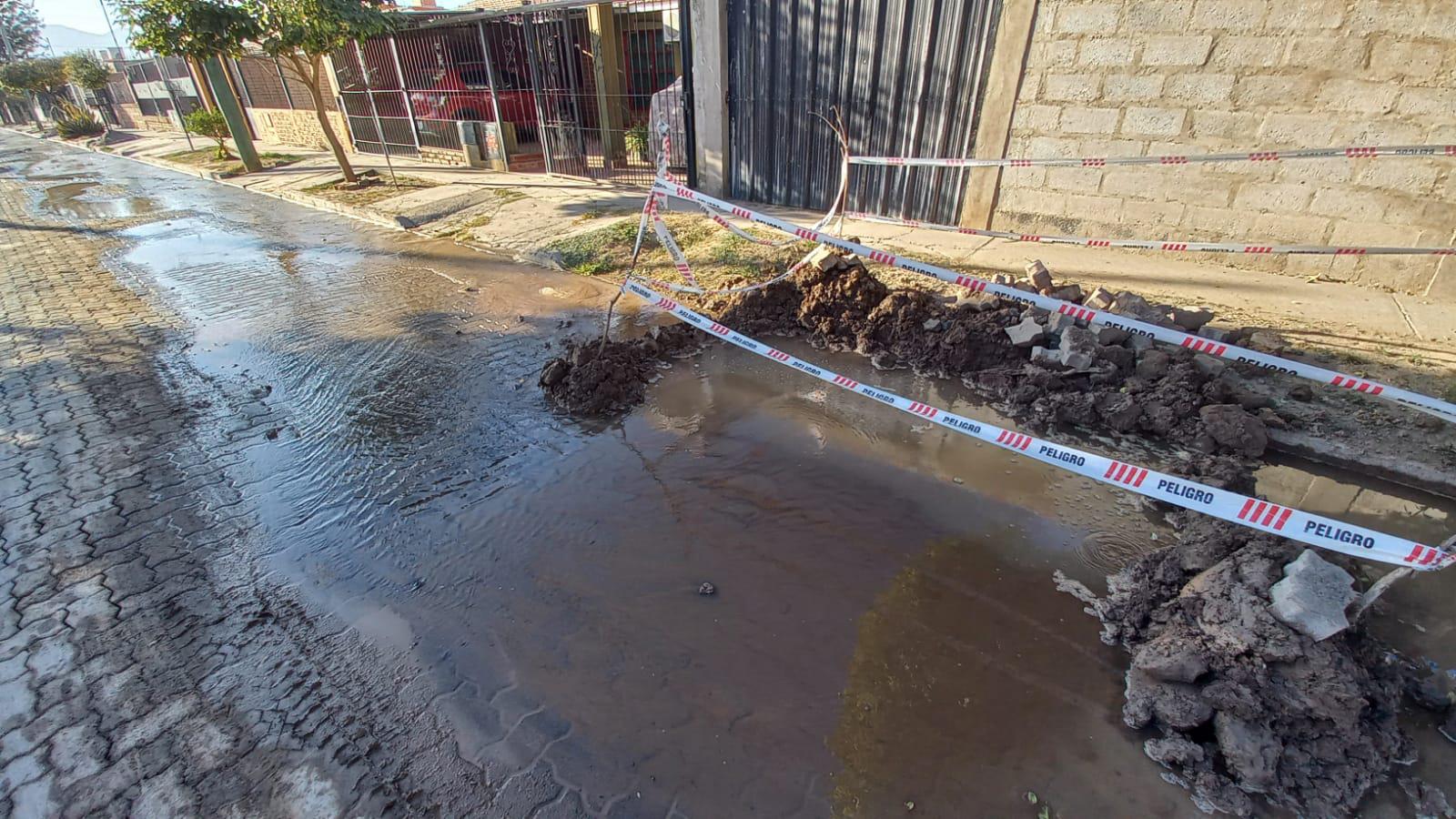 Una enorme pérdida de agua afecta a vecinos de ciudad Valdivia