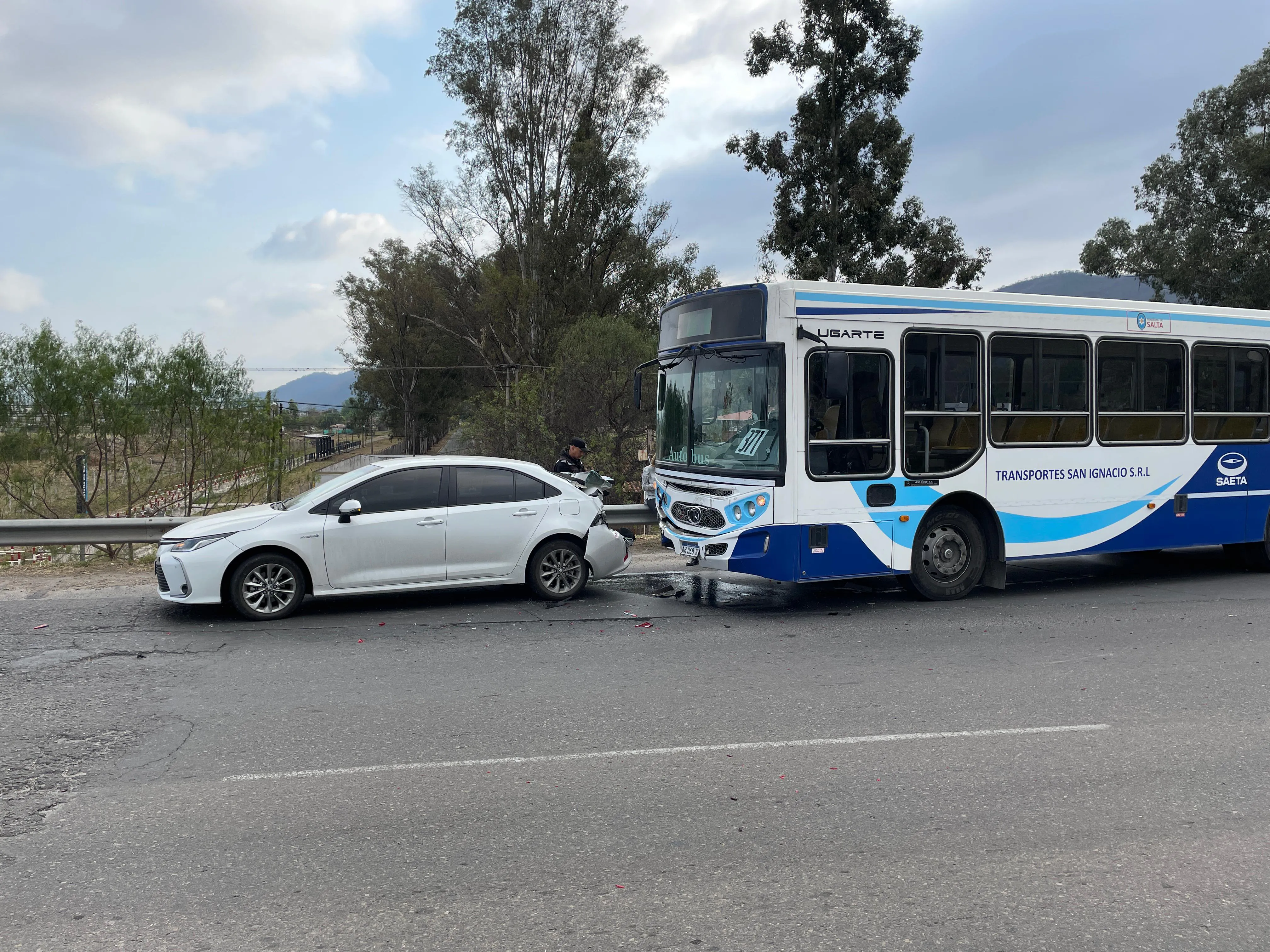 Violento choque entre un colectivo de SAETA y un auto en la ruta 9