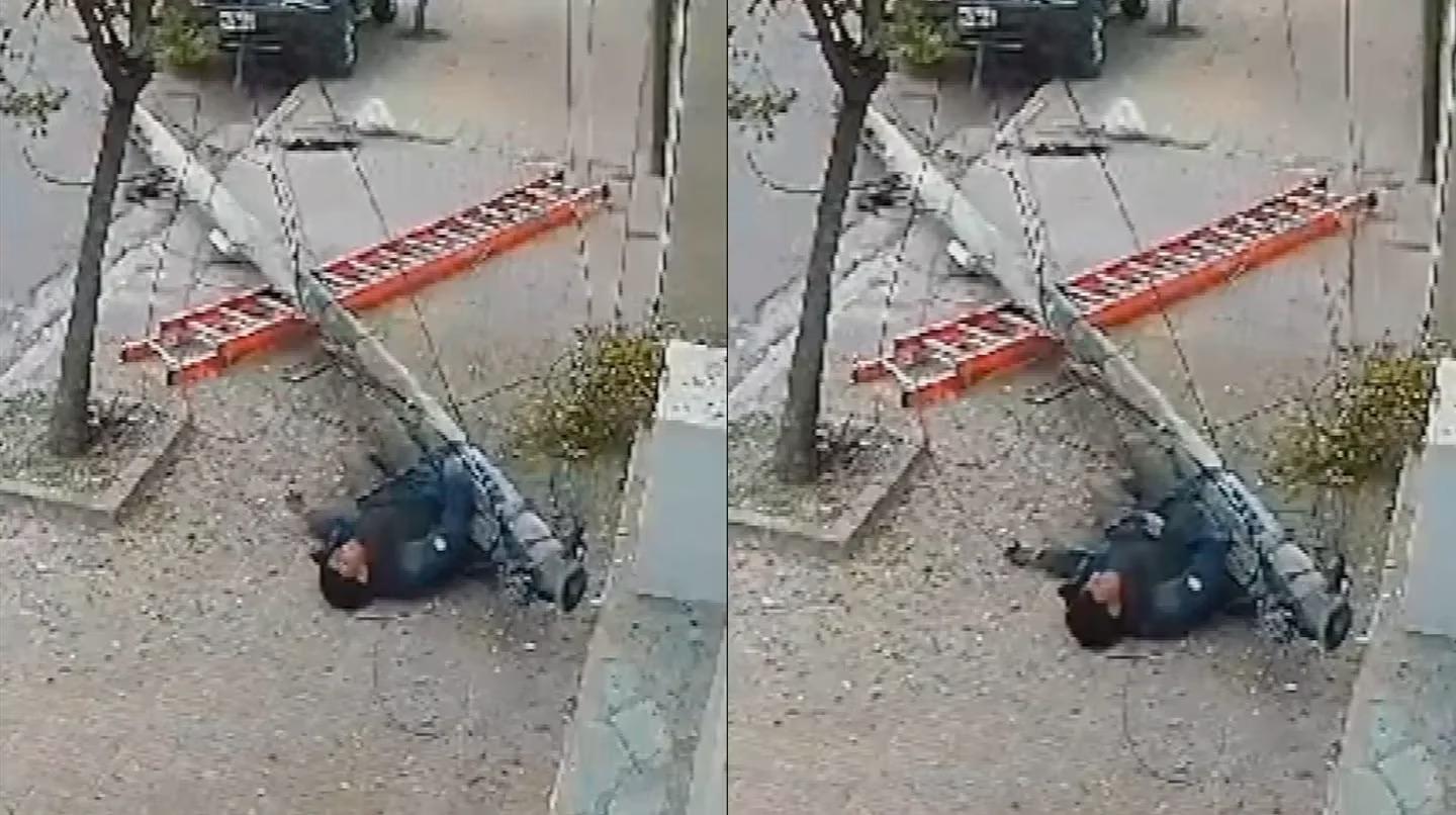 Trabajaba sobre un cableado, se le cayó un poste de luz encima y se salvó