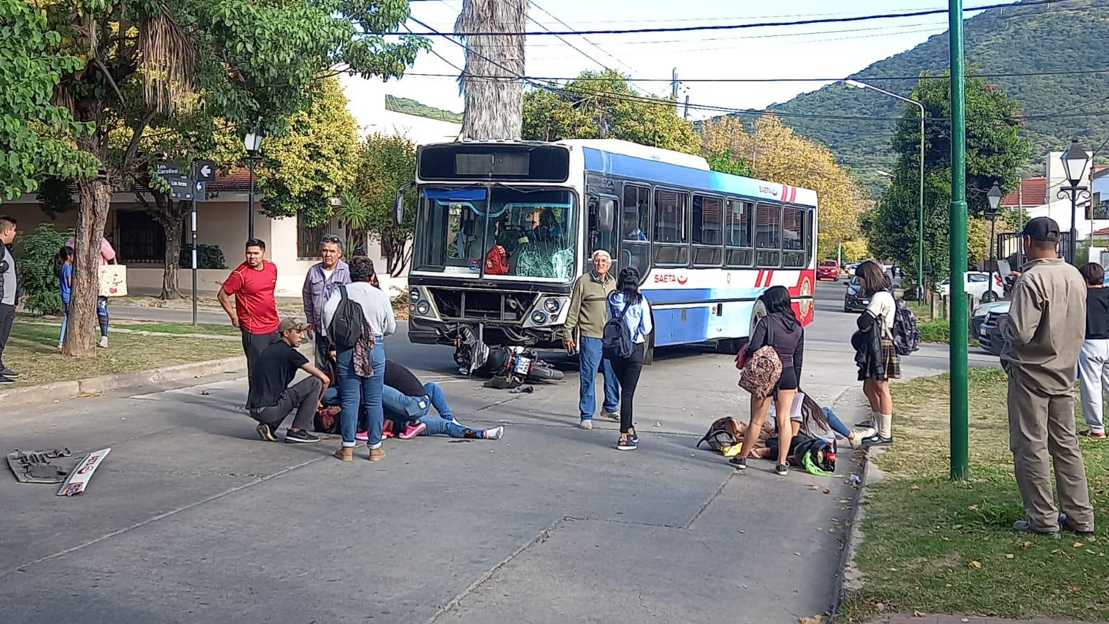 Violento choque frontal entre una moto y un Saeta dejó heridos en Tres ...