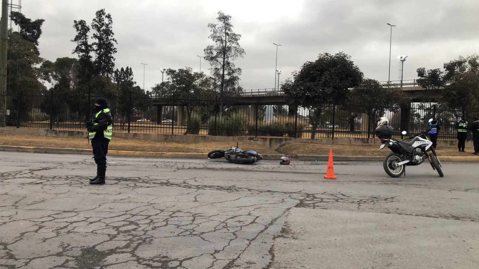 Fuerte choque entre una moto y un auto en la rotonda de Limache