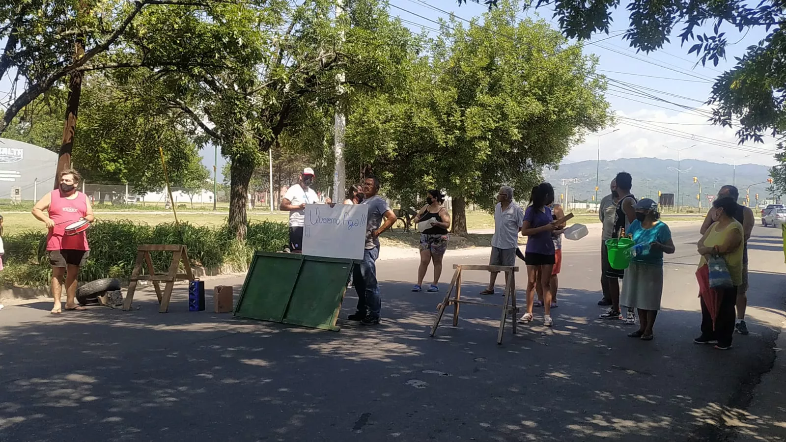 Vecinos cortan la avenida Bolivia para reclamar la falta de agua