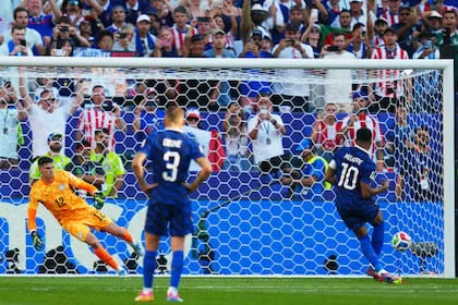 kylian-mbappe-convierte-el-penal-para-el-triunfo-H5EWXFQNQ5FPDHBISVRONWC4XA