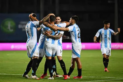 el-abrazo-del-sub-20-argentino-un-partido-MUFO72PYFJG5HAXCY4IKMV2STY