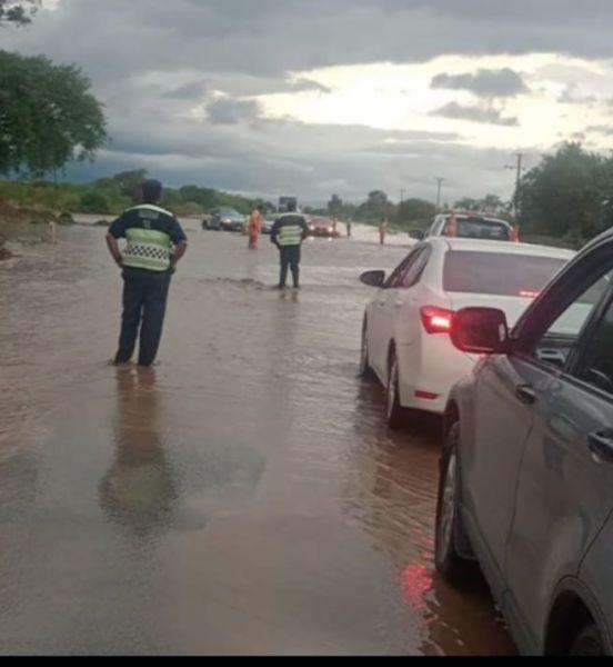 94183-continua-la-asistencia-policial-a-damnificados-por-el-temporal