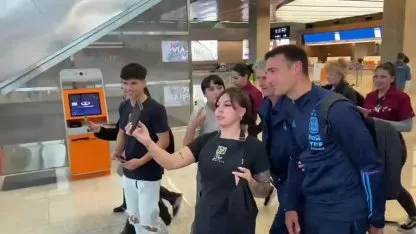 locura-por-lionel-scaloni-en-ezeiza-antes-de-la-gira-de-la-seleccion-argentina-por-asia_416x234