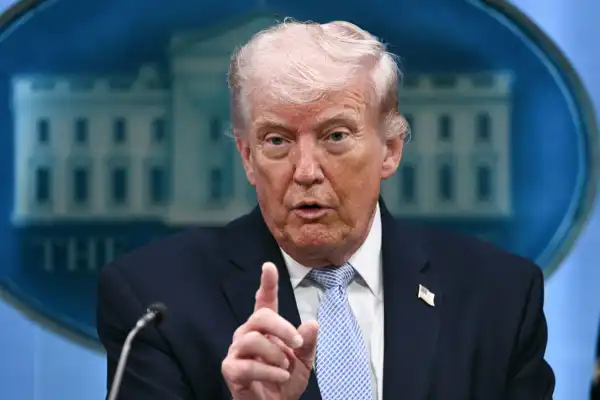 600x400_rbitro-trump-dijo-no-se-quedara-de-brazos-cruzados-1146496-220747