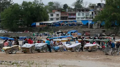 en-el-paso-fronterizo-puerto-chalanas-en-aguas-ABIKOTKPNBA2JCEFB3SDIT4VOA