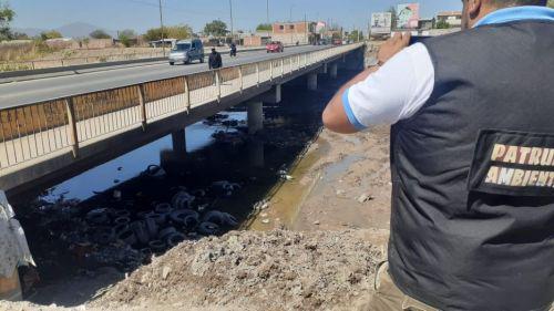 82197-arrojaron-una-importante-cantidad-de-neumaticos-usados-al-rio-arenales