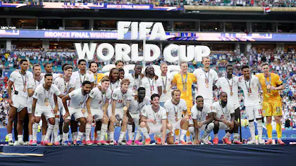 los-jugadores-de-inglaterra-posan-con-la-medalla-R5WHQPG7TBCKPNP74J2F36BJIM