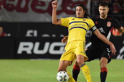 edinson-cavani-frente-a-federico-fernandez-en-el-3WCZEHXDKFAJRN3PK4WXLZZA5Y