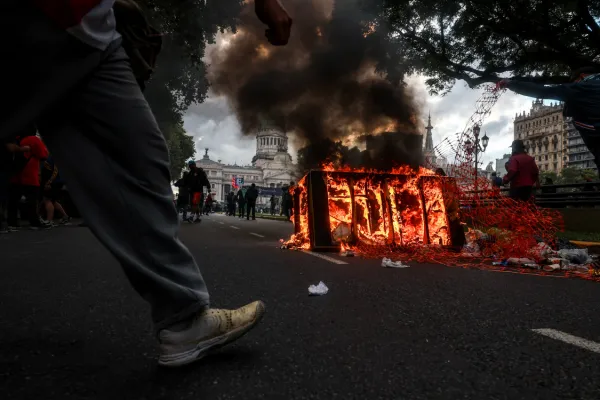 600x400_frente-al-congreso-manifestantes-fuerzas-seguridad-protagonizaron-fuertes-cruces-1074527-210716