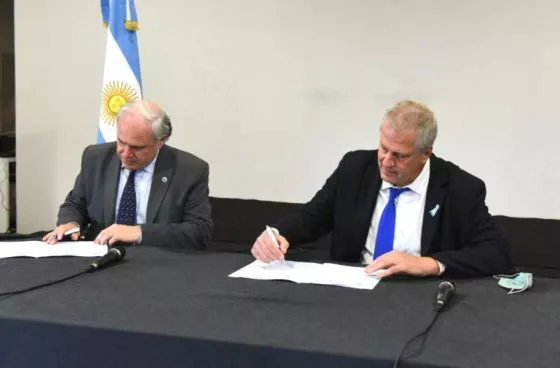 81749-durante-la-visita-del-ministro-de-educacion-nacional-se-firmaron-tres-convenios-que-estipulan-mejoras-en-infraestructura-escolar-y-la-construccion-de-5-nuevos-edificios