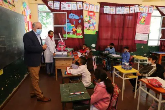 81897-canepa-recorre-escuelas-de-anta-y-dialoga-con-docentes-y-directivos-de-la-zona