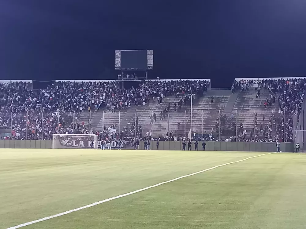 Por incidentes en la hinchada cuerva, suspendieron el partido de Central Norte y Gimnasia y Tiro