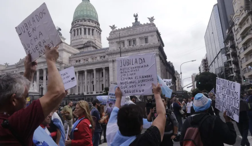 20250806091422_manisfestacion-congreso-de-jubilados-y-cgt-10