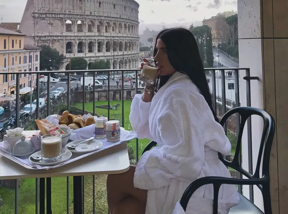 la-influencer-compartio-una-foto-del-desayuno-y-sus-seguidores-notaron-que-habia-dos-tazas-foto-instagramvalucervantes-FVWVZBU625BPBNFONVZ4ZID6ZE