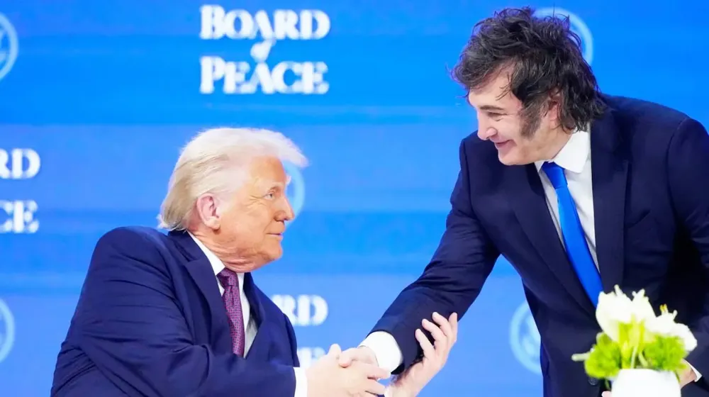 el-presidente-de-estados-unidos-donald-trump-saluda-a-su-par-de-la-argentina-javier-milei-tras-la-firma-del-consejo-de-paz-en-el-foro-economico-mundial-de-davos-foto-apmarkus-schreiber-PARLGQYA25APZCQJRFJRRMQM7Q