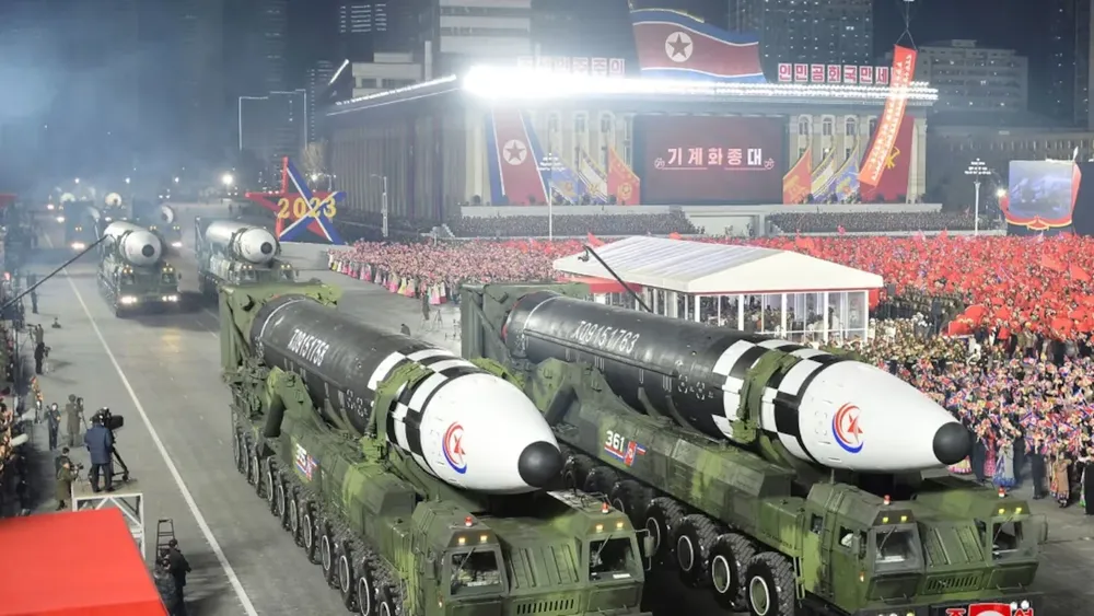 en-esta-imagen-de-archivo-distribuida-por-el-gobierno-de-corea-del-norte-se-muestra-presuntos-misiles-balisticos-intercontinentales-hwasong-17-durante-un-desfile-militar-agencia-central-de-noticias-de-coreako