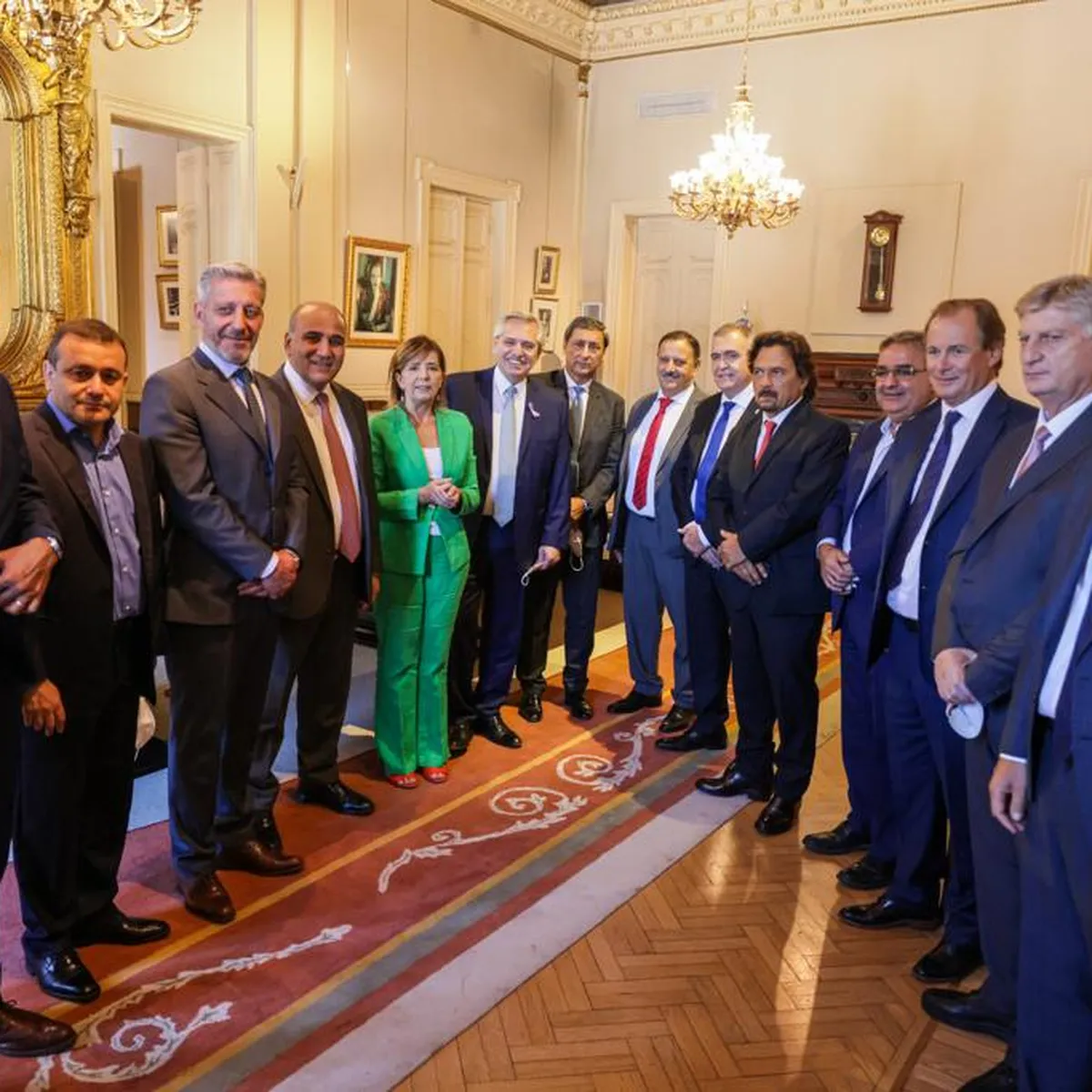 alberto-fernandez-y-manzur-gobernadores-que-apoyan-el-acuerdo-el-fmi-casa-rosadajpg