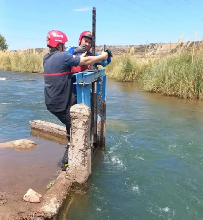 los-bomberos-trabajando-para-recuperar-el-cuerpo-de-la-adolescente-foto-gentileza-mendoza-post-W5IB3J5HWNDJLCFVYXWBEQISLQ