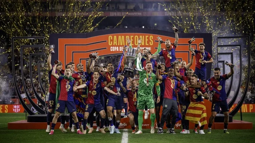 los-jugadores-del-barcelona-festejando-con-la-copa-del-rey_862x485