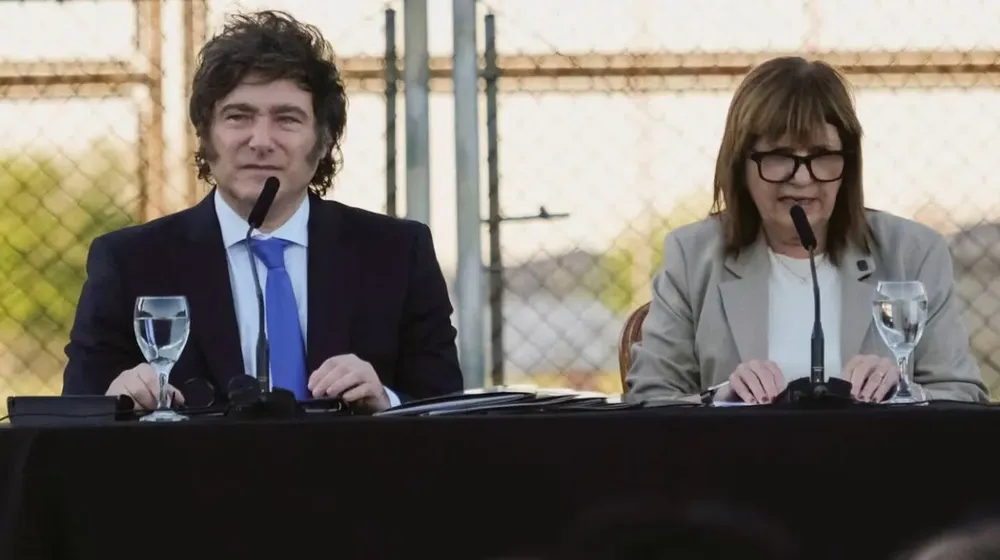 el-presidente-javier-milei-junto-a-la-jefa-de-bloque-de-la-libertad-avanza-en-el-senado-patricia-bullrich-foto-reuters-alessia-maccioni-KB2MHRDVWFDUZEUY2LRE3OVP5Q