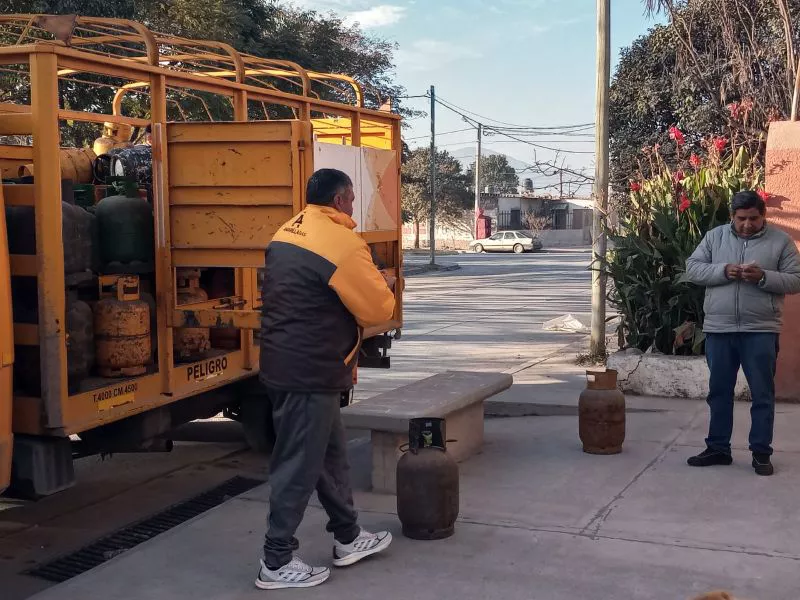 83614-garrafas-sociales-continua-la-distribucion-de-la-garrafa-en-barrios-saltenios