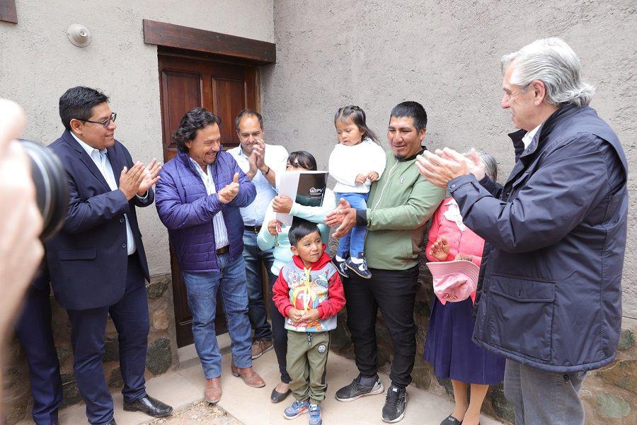 5960-una-familia-saltenia-de-la-poma-recibio-las-llaves-de-la-casa-90000-del-pais