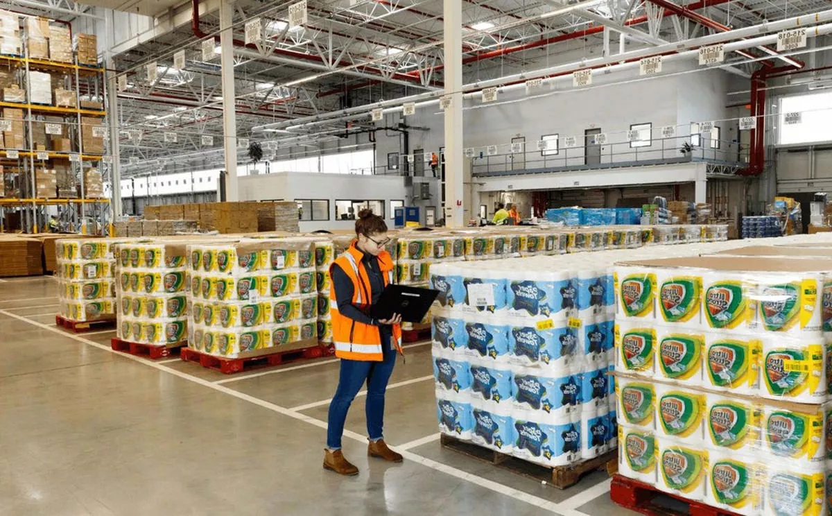 armadores-de-pedidos-supermarket-warehouse-staff-mozo-moza-de-almacen-para-supermercado-operarios-de-deposito-Auxiliar-de-bodega-moza-de-almacén