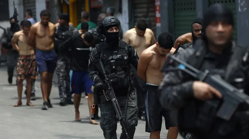 integrantes-de-la-policia-de-rio-de-janeiro-trasladan-a-un-grupo-de-personas-durante-un-operativo-este-martes-foto-efe-antonio-lacerda-4AH2UYOQOBFMVB3HOQN6WMWDGQ