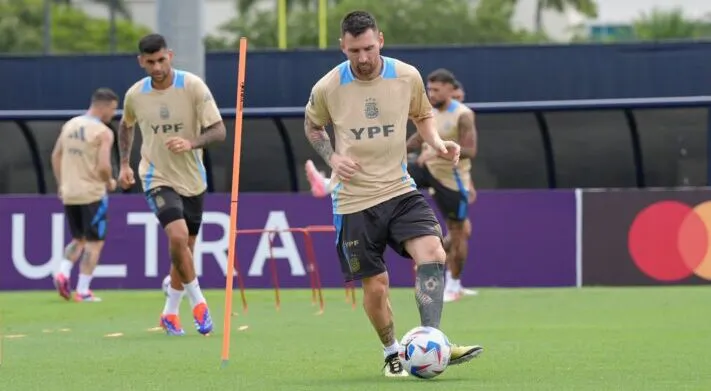 futbol-messi-entrena-copa-e1755618074943