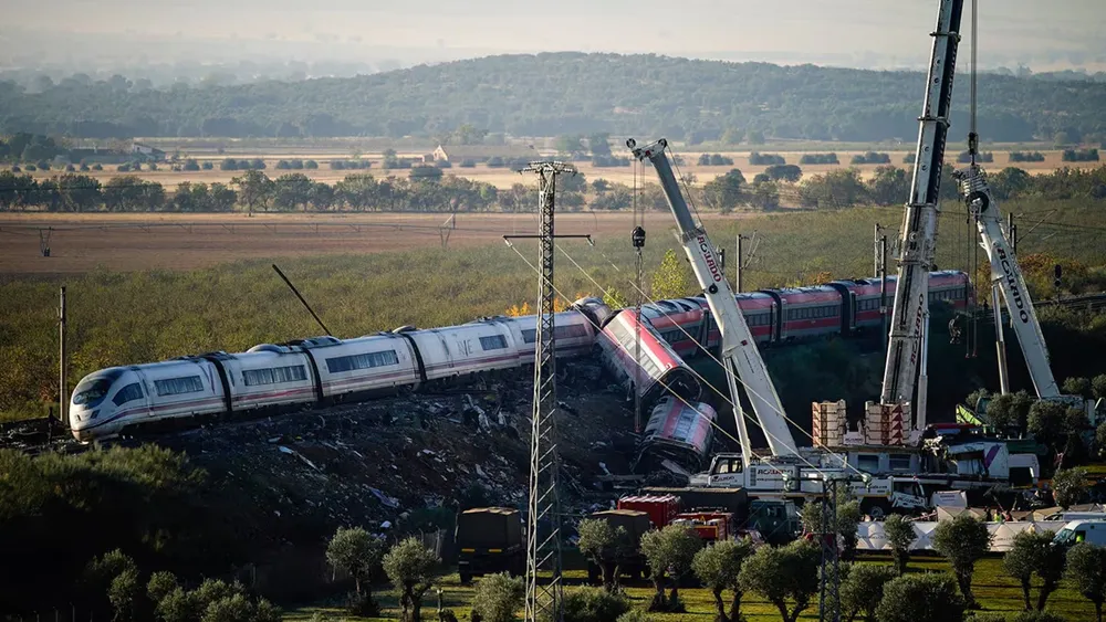 gruas-desplegadas-al-dia-siguiente-de-que-dos-trenes-de-alta-velocidad-chocaran-entre-las-localidades-de-mora-y-orgaz-cerca-de-toledo-espana-el-29-de-octubre-de-2026-foto-ana-beltran-reuters-DNX4OVZKLFE4NDNBV