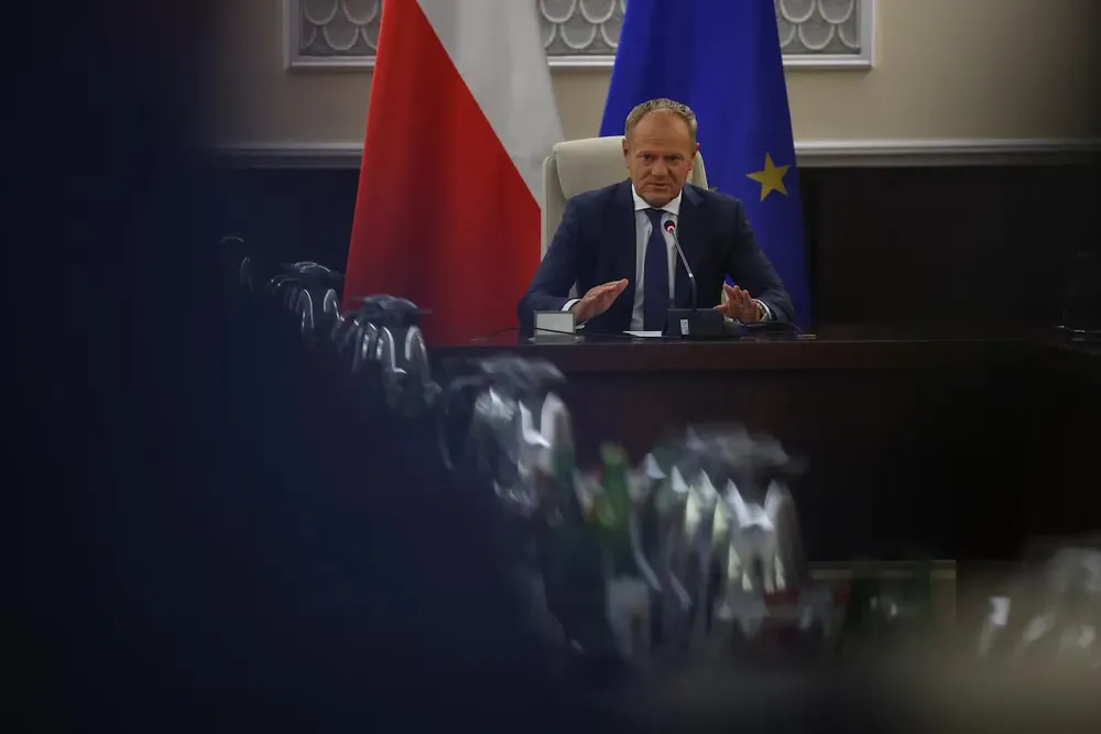 el-primer-ministro-polaco-donald-tusk-celebro-una-reunion-gubernamental-extraordinaria-en-la-cancilleria-con-funcionarios-militares-y-de-servicios-de-emergencia-tras-las-violaciones-del-espacio-aereo-polaco-durante