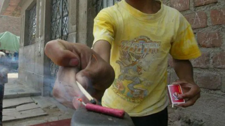 un-nene-hizo-explotar-un-cuete-adentro-un-bidon-nafta-y-termino-la-cara-quemada