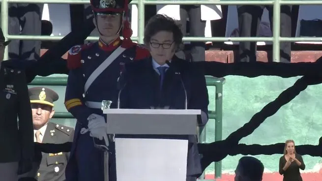 javier-milei-dia-la-bandera-captura