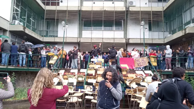 estudiantes-tomaron-la-universidad-nacional-salta