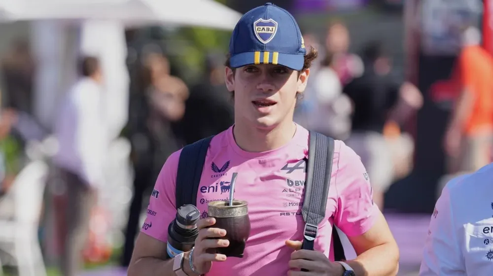 franco-colapinto-sorprendio-con-un-detalle-de-boca-en-su-llegada-a-china-ap-J6UA3QNZIBEIZKFCLPIFNRF4L4