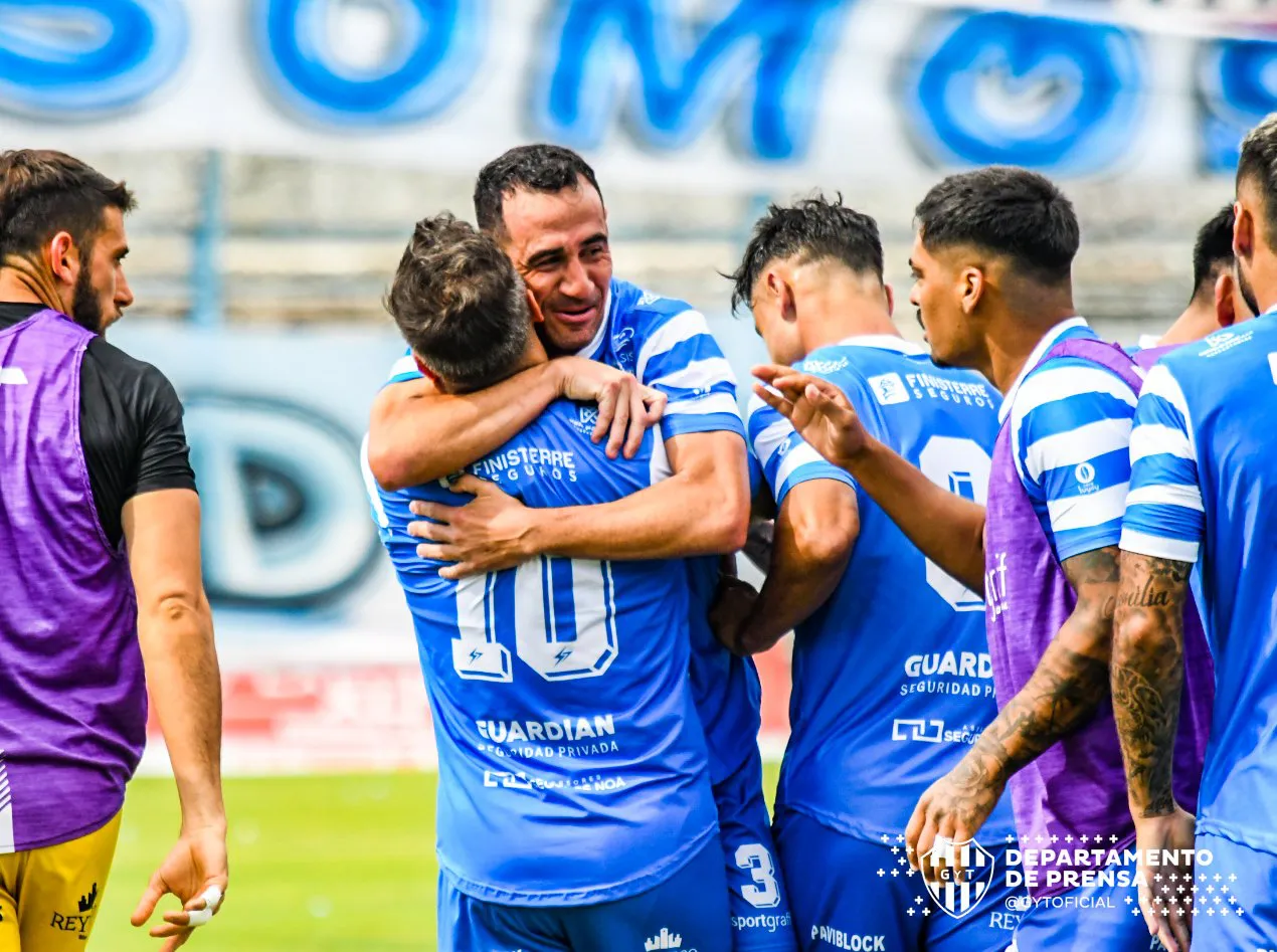 multimedia.normal.89bda4df73c87e64.QWRvbGZvIFRhbGx1cmEgZmVzdGVqYSBzdSBnb2xfbm9ybWFsLndlYnA=