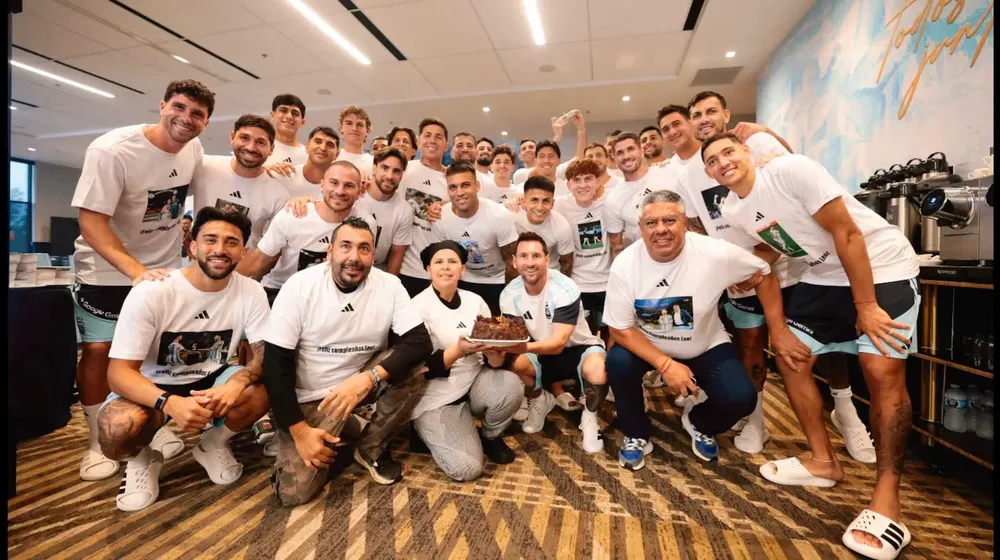 el-emotivo-gesto-de-los-jugadores-de-la-seleccion-argentina-para-lionel-messi-en-el-dia-de-su-cumpleanos-39-foto-afaseleccionig-VMRO22OAHNAF3H7ERDD7UGVCYI