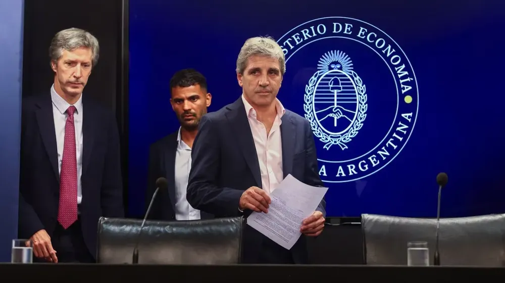 el-ministro-de-economia-luis-caputo-y-el-titular-del-banco-central-santiago-bausili-foto-reutersmatias-baglietto-CXF4Y3XIPFDFNINBM6WQM4KLOM (1)