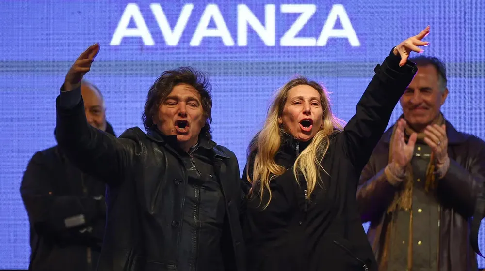 el-presidente-argentino-javier-milei-y-la-secretaria-general-de-la-presidencia-karina-milei-saludan-desde-el-escenario-durante-el-mitin-de-clausura-de-la-campana-del-partido-la-libertad-avanza-a-pocos-dias-de-las-e