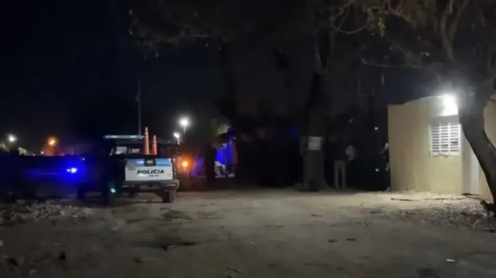 una-joven-fue-asesinada-en-plena-calle-mientras-sostenia-a-su-hijo-de-tres-meses-el-bebe-resulto-herido-por-la-caida-investigan-un-posible-ataque-dirigido-foto-gentileza-diario-la-capital-A3Q2P7IXVRADFLQW342X5P5BCM