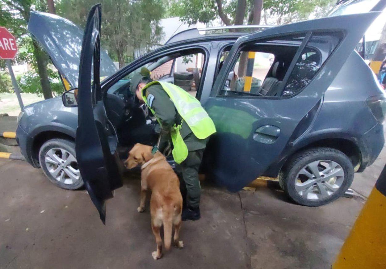 una_pareja_circulaba_con_mas_de_14_kilos_de_cocaina_ocultos_en_el_tanque_de_combustible_de_su_vehiculo_5